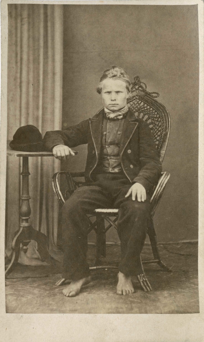 Fangeportrett. Torsten Knudsen Evjeeie, født 13.11.1851, fra Sigdal, arrestert i 1869, innsatt i distriktsfengslet i Hokksund for tyveri.