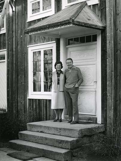 En man och en kvinna poserar på en trappa under ett förtak vid Ystegården.