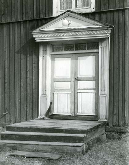 En byggnad med pardörrar och dörromfattning i Enånger.