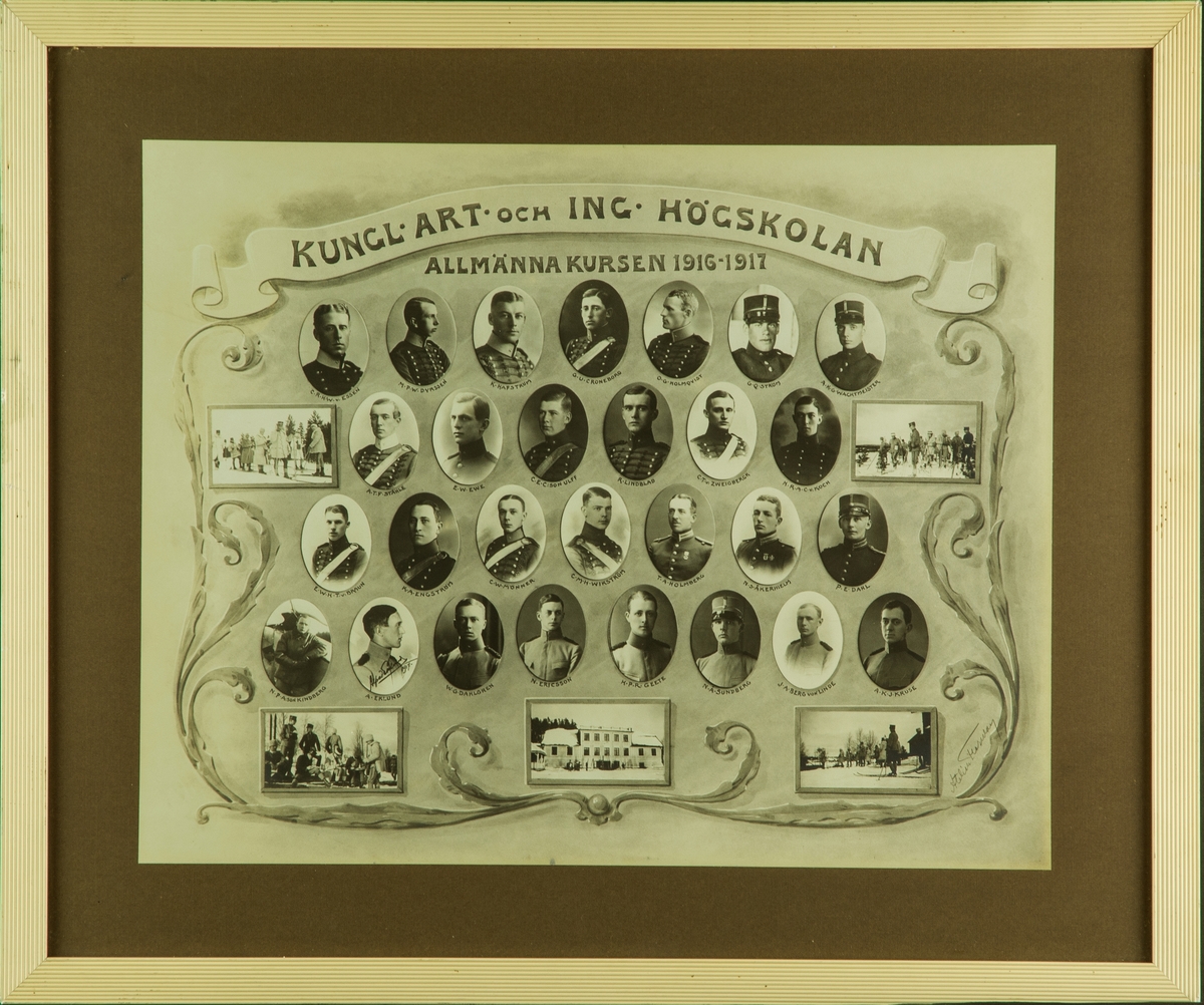 Tavla. Montage av bilder från och kursdeltagare vid Kungliga Milititärhögskolan, Allmänna Kursen 1916-17. Inramad, tryckt bild.