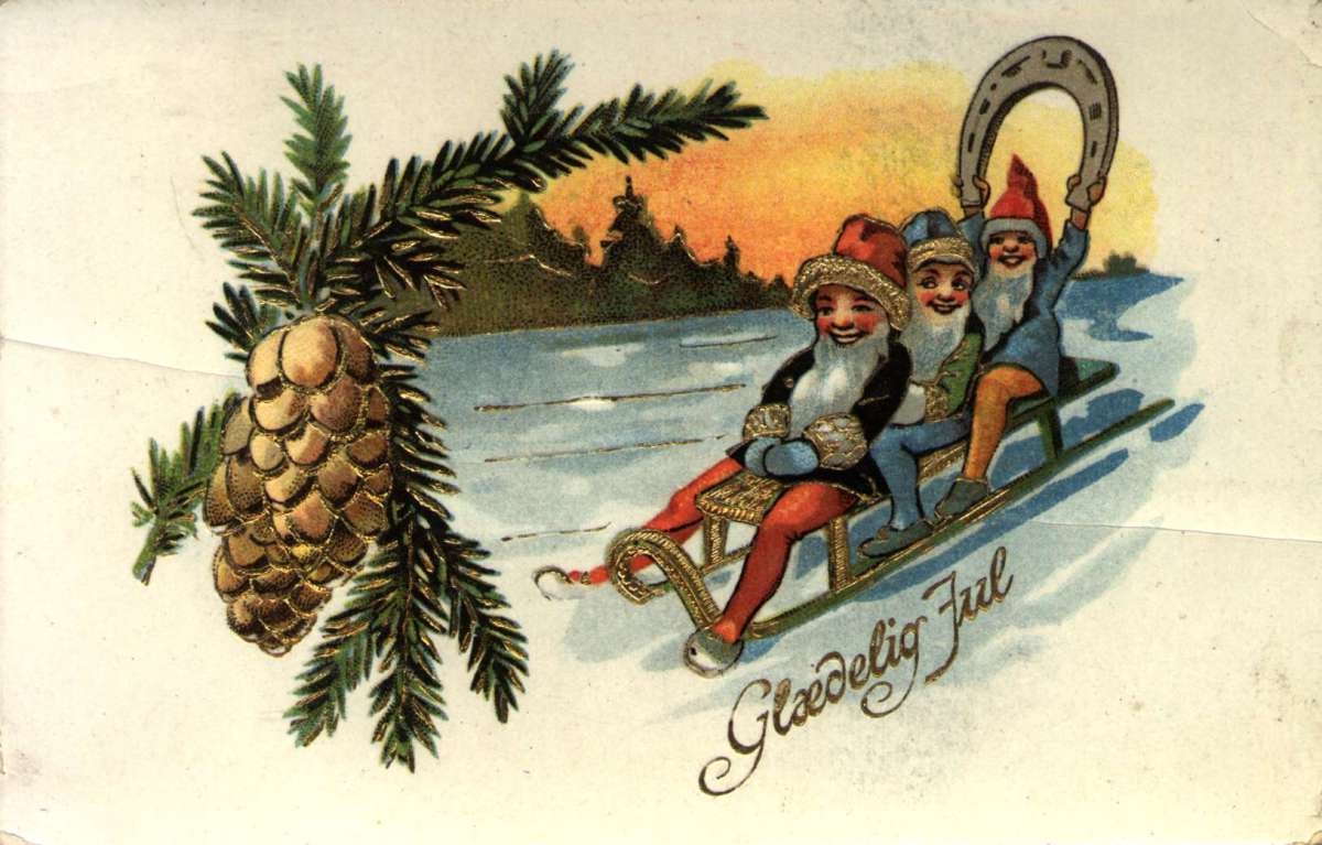 Julekort. Jule- og nyttårshilsen. Dekorert med gullfarge. Snødekt landskap med tre nisser på kjelke i forgrunnen. Stemplet 19.12.1928.