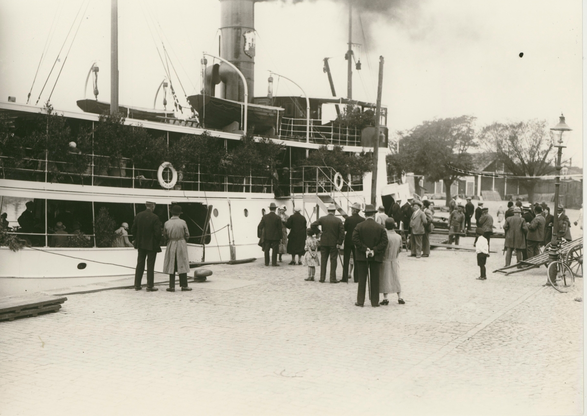 Kalmarsundsfärja i Ölandshamnen, midsommaraftonen 1929.