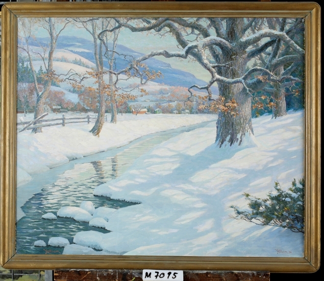 Oljemålning på duk.
Ett solbelyst vinterlandskap med snöhöljda träd vid randen 
av en å. I bakgrunden blånande berg. Färgskalan i vitt, violett 
och brunt. Inramad. 
Woodstock, New York
