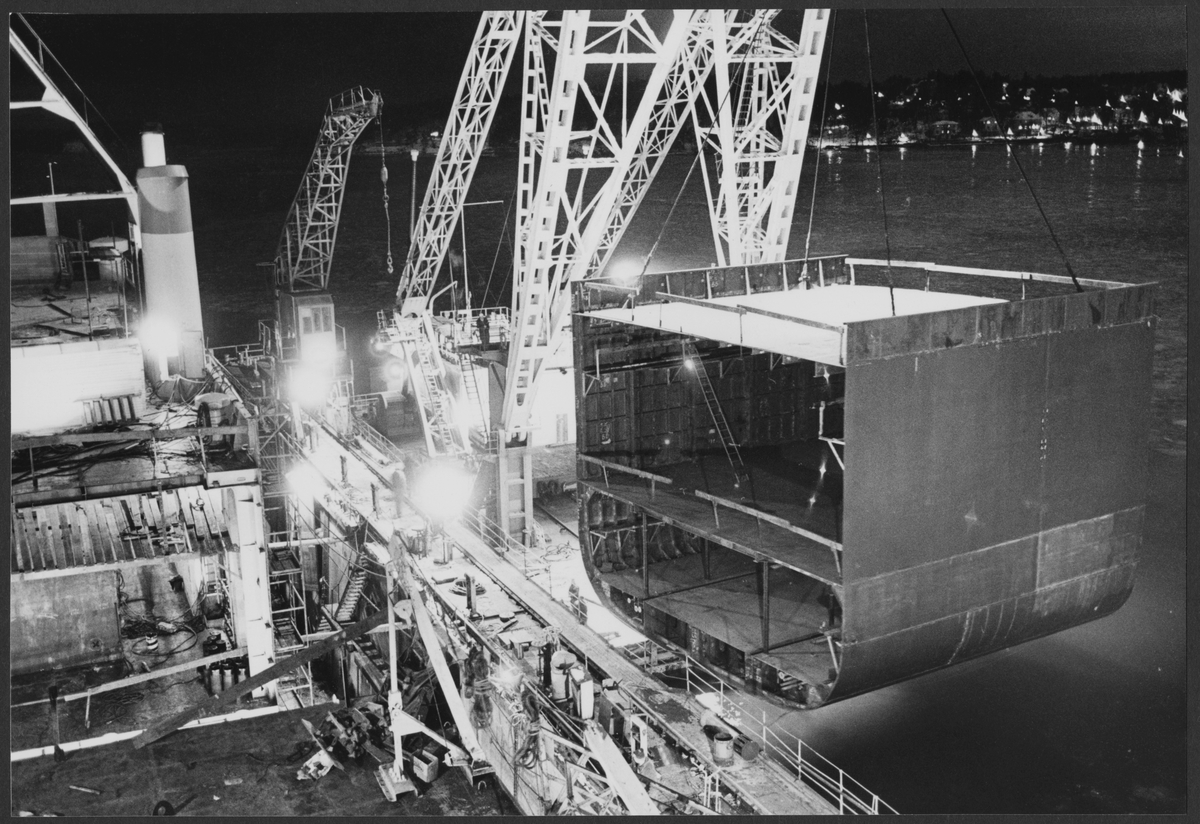 Ekensbergs varv 1970. Transatlantics lastfartyg SCANDIC förlängs i stora dockan, den nya sektionen lyfts på plats av pontonkranen LODBROK.