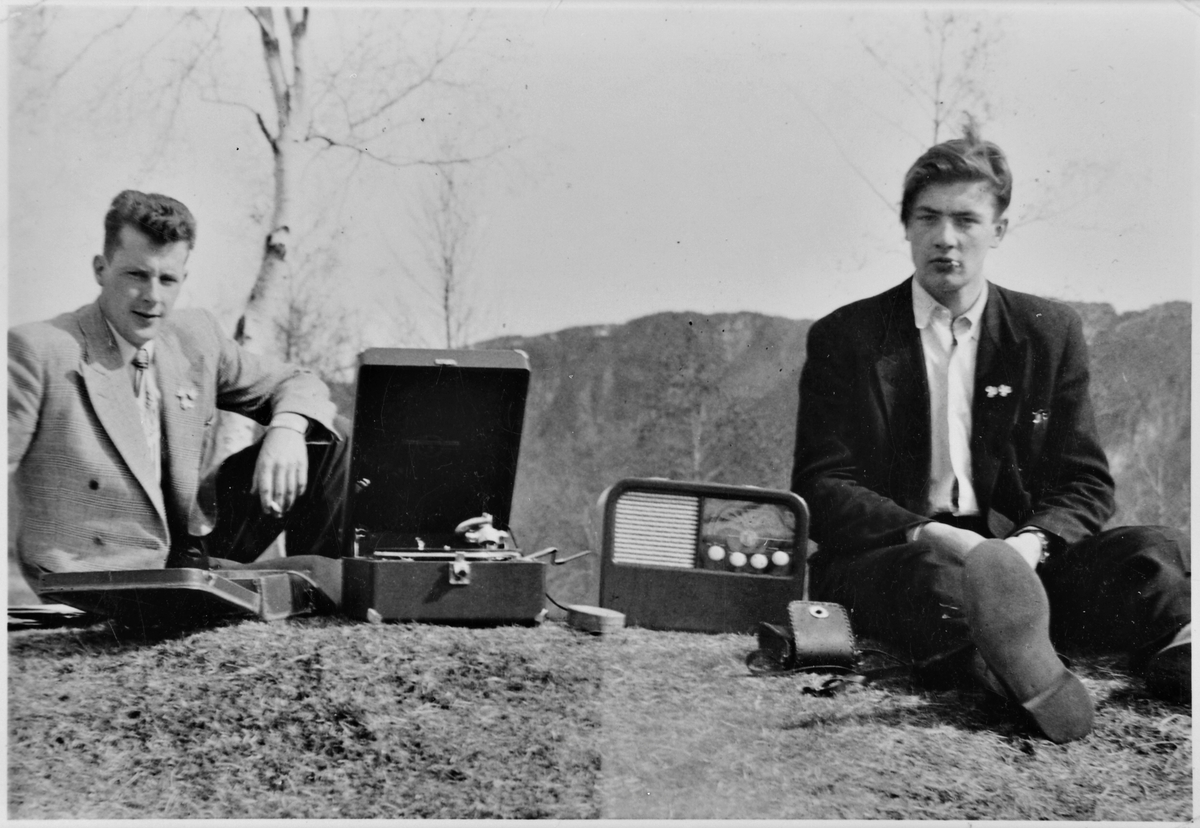 På setra. Håkon Ellefsen med grammofon og en ukjent.