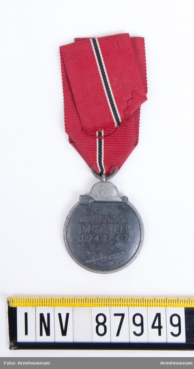 Medalj för deltagande i operation Barbarossa på östfronten 1941-1942.
På framsidan en tysk örn med hakkors och på baksidan text samt svärd och lagerkvist.