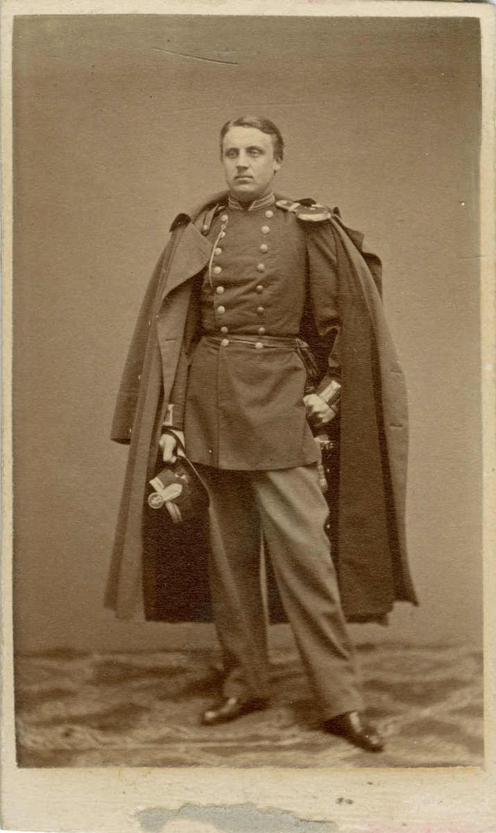 Porträtt av Carl Gustaf Henrik von Schoultz, löjtnant vid Hälsinge regemente I 14.
Se även bild AMA.0008488 och AMA.0008647.