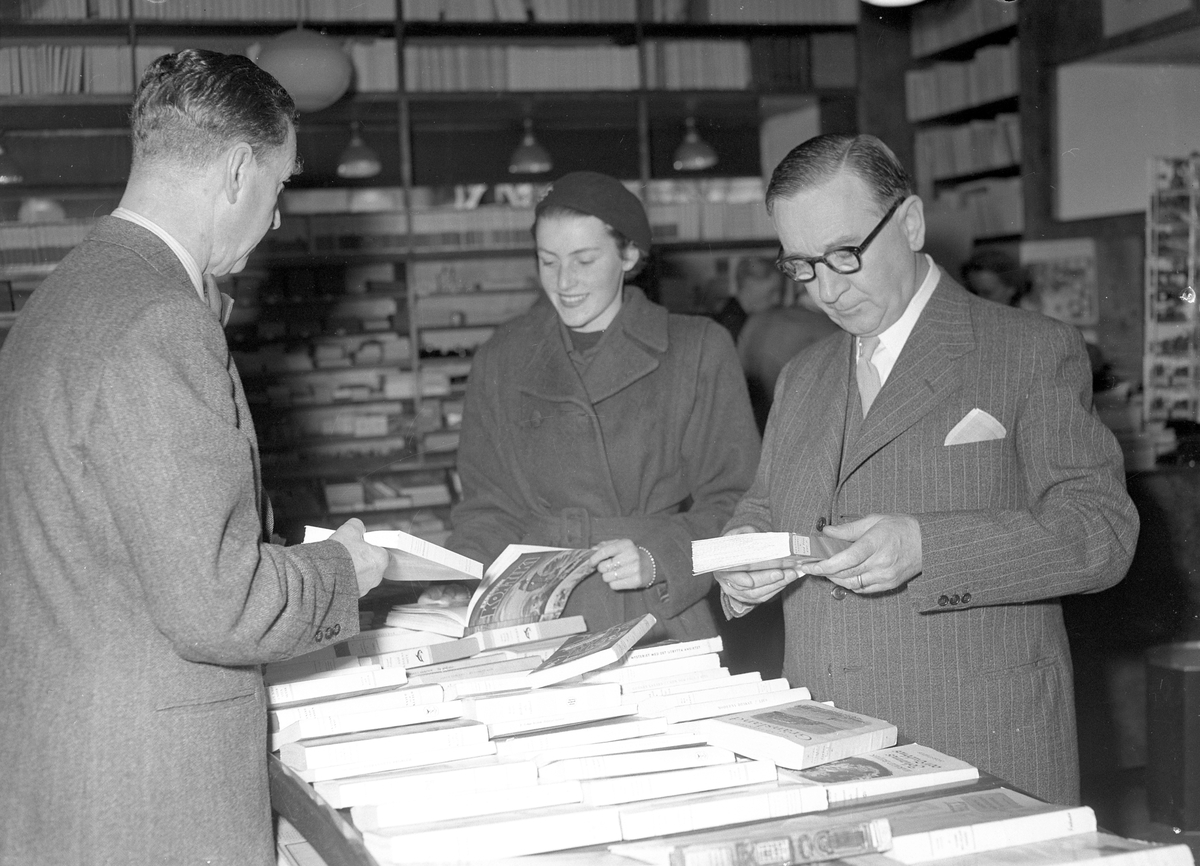 Bokcirklar. 2 män och 1 kvinna i en bokhandel, reportage för Arbetarbladet. Den 26 juli 1949