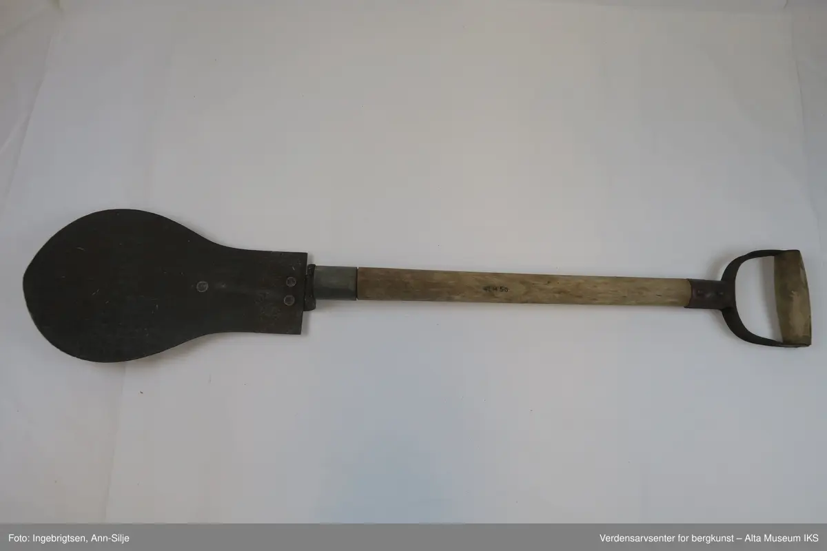 Form: Spaden har pære-formet blad med skaft i tre. Håndtaket er i metall og tre-