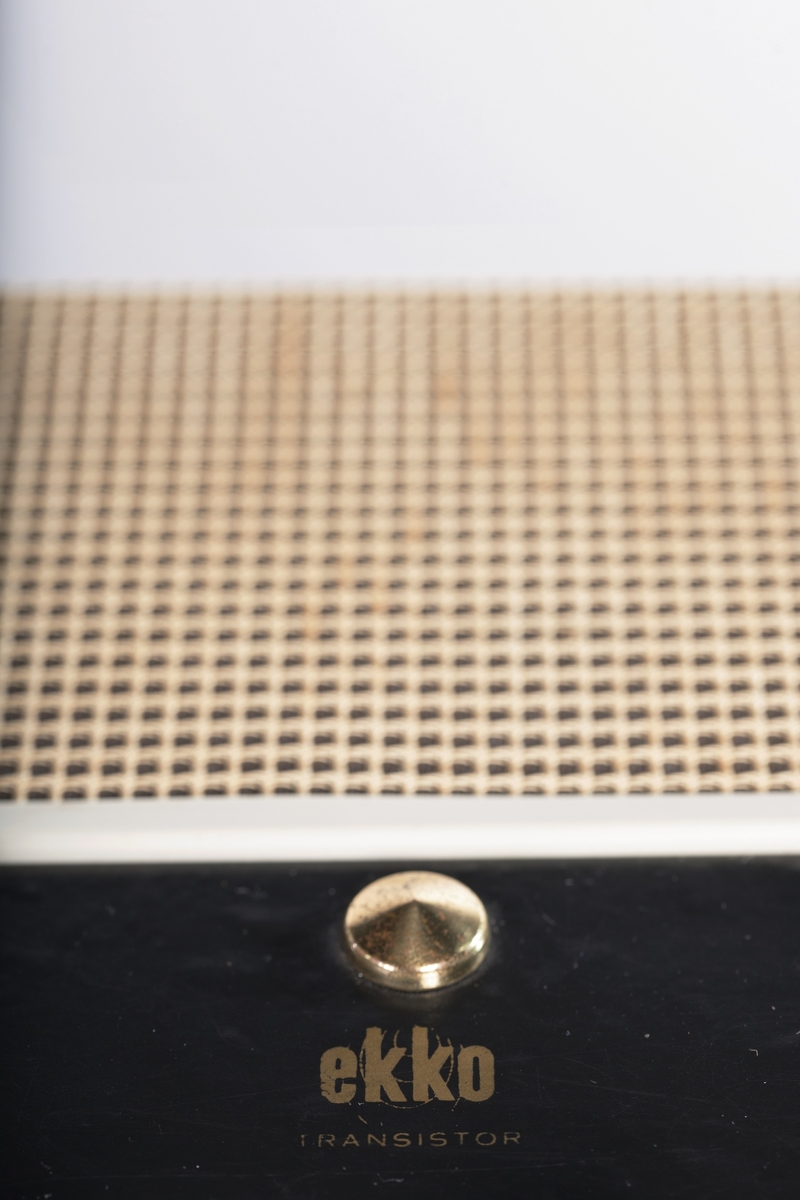 Transistorforsterkeren har integrert romklang- og vibratoeffekt. På forsterkeren er dette merket som henholdsvis echo og tremolo. Det medfølger fotpedal med bryter for å kunne slå av og på vibratoeffekt. Forsterkeren har to kanaler med inngang for jackplugg. Vibrato er koblet til kanal 2. Kanal 1 er avsatt for for vokal eller andre instrumenter. Forsterkeren har en tolvtommers høyttaler samt to diskanthøyttalere og ekstra høyttaleruttak. Utgangseffekten er 20 watt. Frekvensområdet er opgitt til 20-20 000 Hz. I en Vingtor-katalog fra 1963 er det angitt at forsterkeren gir 1% klirr.