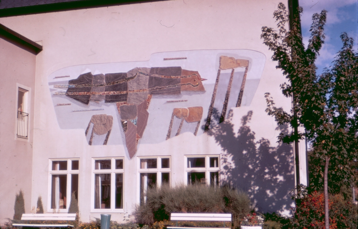 Ett konstverk på en fasad i Västervik.