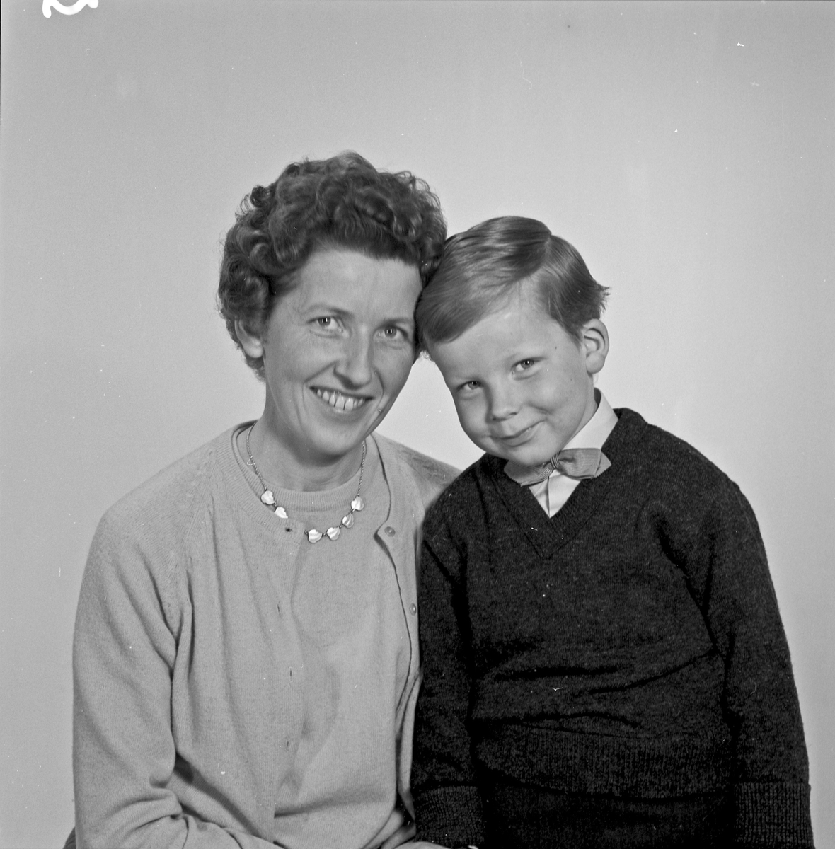 Portrett - kvinne og gutt - bestiller Sigbjørg Moe
