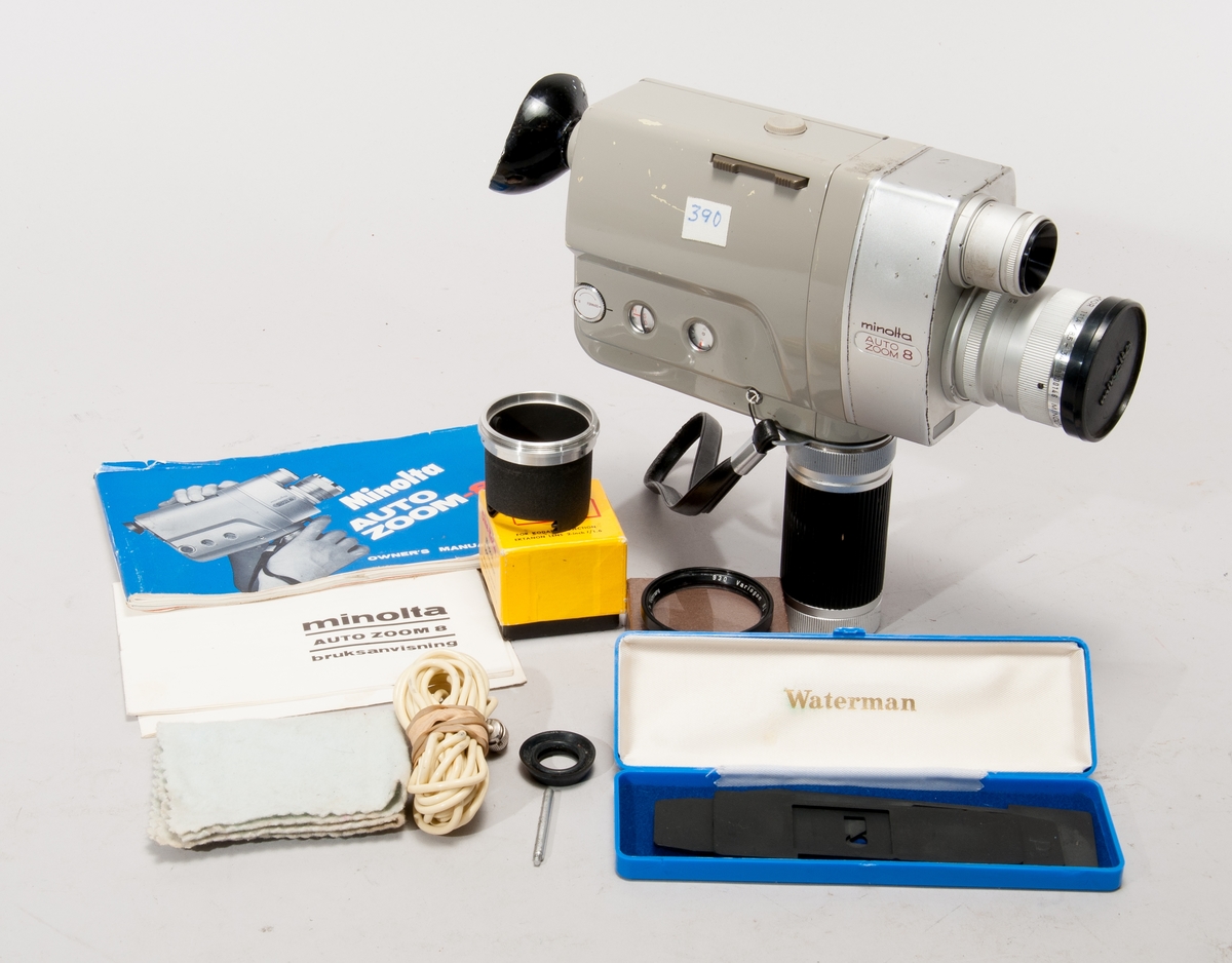 Filmkamera Minolta typ Auto Zoom 8, nr 108233. För dubbelåtta film på spole. 
Objektiv Zoom Rokkor1:1,4 / 8,5 - 34  nr 1100146.
Motordriven, med 4 st UM-3 batterier i handtaget.
I väska med tillbehör.