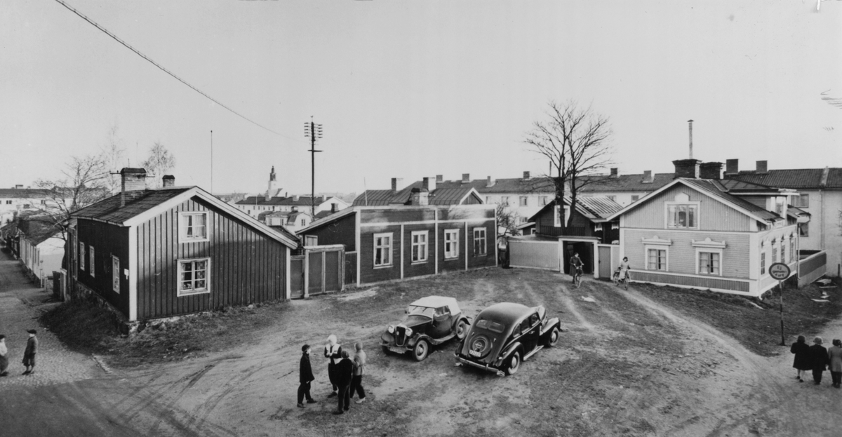 Gävle stad - Söder, ”Gamla Gefle”. Kvarteret Slaktaren. Till vänster Övre Bergsgatan.
Två bilar; en 1938 Morris 8 Tourer till vänster och en Opel Kapitän 1939 till höger.