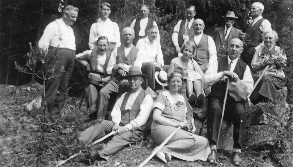 Fattigvårdsstyrelsen på utflykt till Måttbo, Odensvi 1927. Sittande till höger med käpp i handen vice ordförande i stadsfullmäktige filaren A.V. Pettersson.