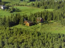 Bolig. Østre Gausdal, to våningshus, et rød og et brunt begg