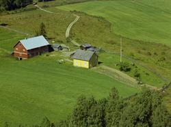 Bøhaugen. Gårdsbruk. Gul bygning, rødt uthus. Småhus. Dyrka 