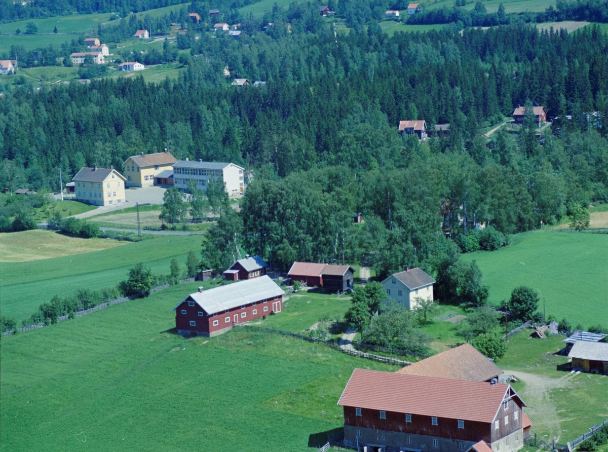 Flyfoto, Lillehammer, Søre Ål.  Sæther Øvre-Nordre, på kartet kalt Sæther Søre-nordre. Gammelt stabbur. I bakgrunnen Søre Ål skole.