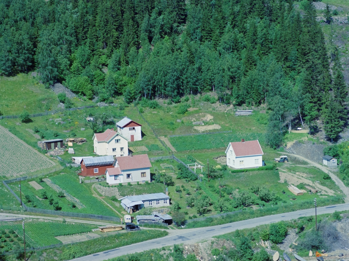 Flyfoto, Lillehammer, Vingnes.  Huset til høyre kalles "Hasli", Vingromsvegen 139 og det øverst til venstre er "Brettengen", Vingromsvegen 137. Forest med et verksted foran er "Heggeli", Vingromsvegen 141