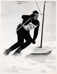 Slalomløper i sving rundt en port...Påskrift bakside: 23 A