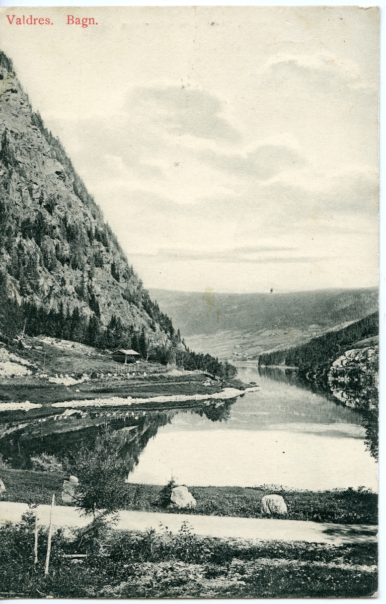 Postkort med motiv fra Sparkevik mot Bagn sentrum, Sør-Aurdal. Kortet er sendt 07.01.1908