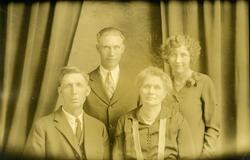 Familieportrett av Georg og Anna ødegaard sammen med foreldr