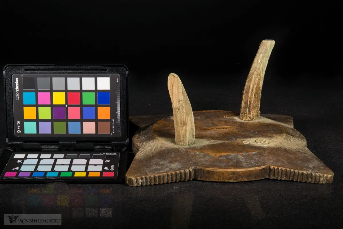 Utskjæring på fatet, små spisser i sirkler og på vinger. Ringene som omkranser midten minner om tannhjul.