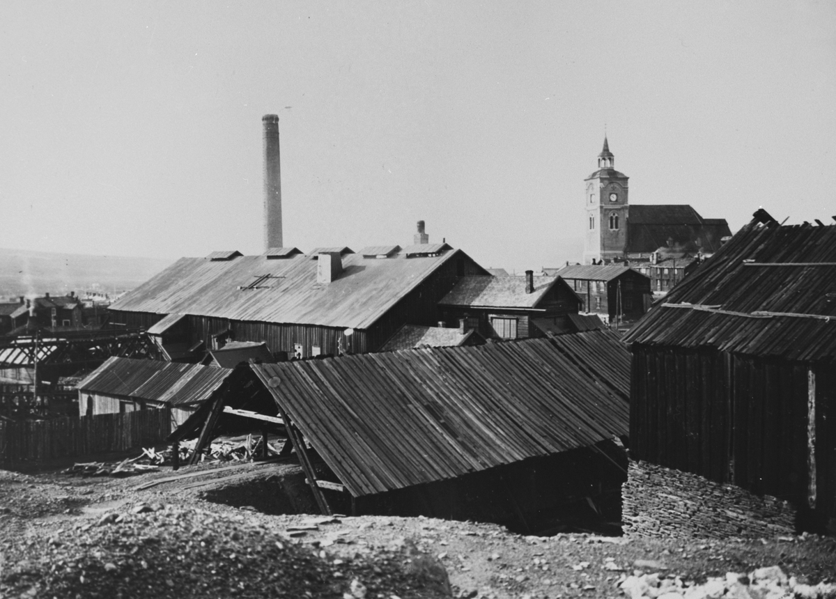 Smeltehytta og enden av murhytta fra Slagghaugen, ca 1915. I bakgrunnen sees hyttstuggu og kjerka