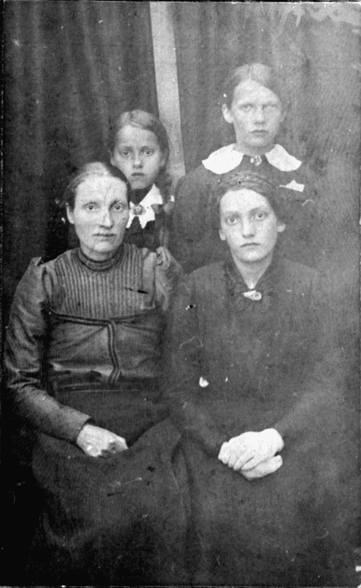 Hanna i Tømmervika med tre av sine barn. Bjarkøy, nå Tranøy kommune ca 1920