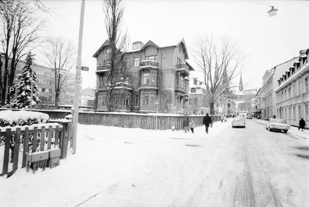 Bostadshus i hörnet Slottsgränd-Trädgårdsgatan, Uppsala, 1969