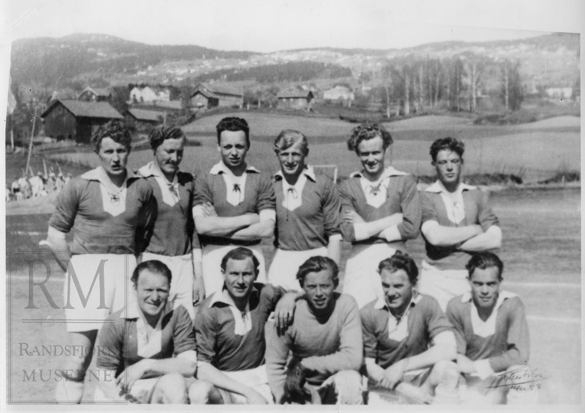 Lunner A-lag i fotball ca 1950-1953 på idrettsplassen på Gran med Hvalebykampen i bakgrunnen.