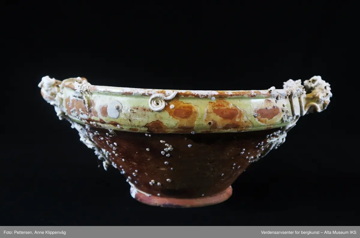 Rester av rur, mest på yttersiden av skålen. Del av en skål, med rester etter glasering.