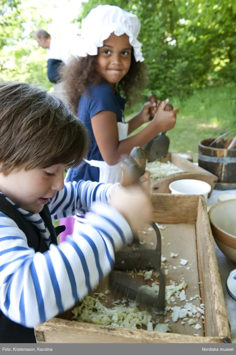 Svindersviksdagen 2011, Barnaktiviteter,
Rikard och Eppsy provar på att laga mat, surkål och smör