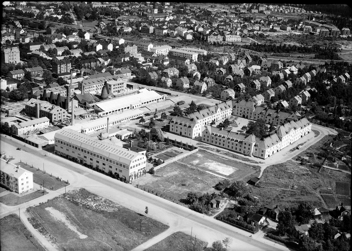 Gävle, Gästrikland. Tobaksmonopolet, lokalerna på Södra Kungsgatan 59 köptes 1920, men 1958 flyttades tillverkningen till Malmö. Gefle Porslinsfabriks AB övertog vid Fleminggatan 1910 och byggde runda ugnar. fabriken lades ner 1979. Albion på Söder byggdes 1918 som en enda byggnad.
