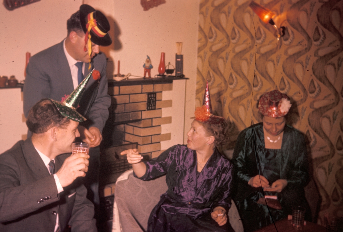 To par på nyttårsfest i ein heim i 1961