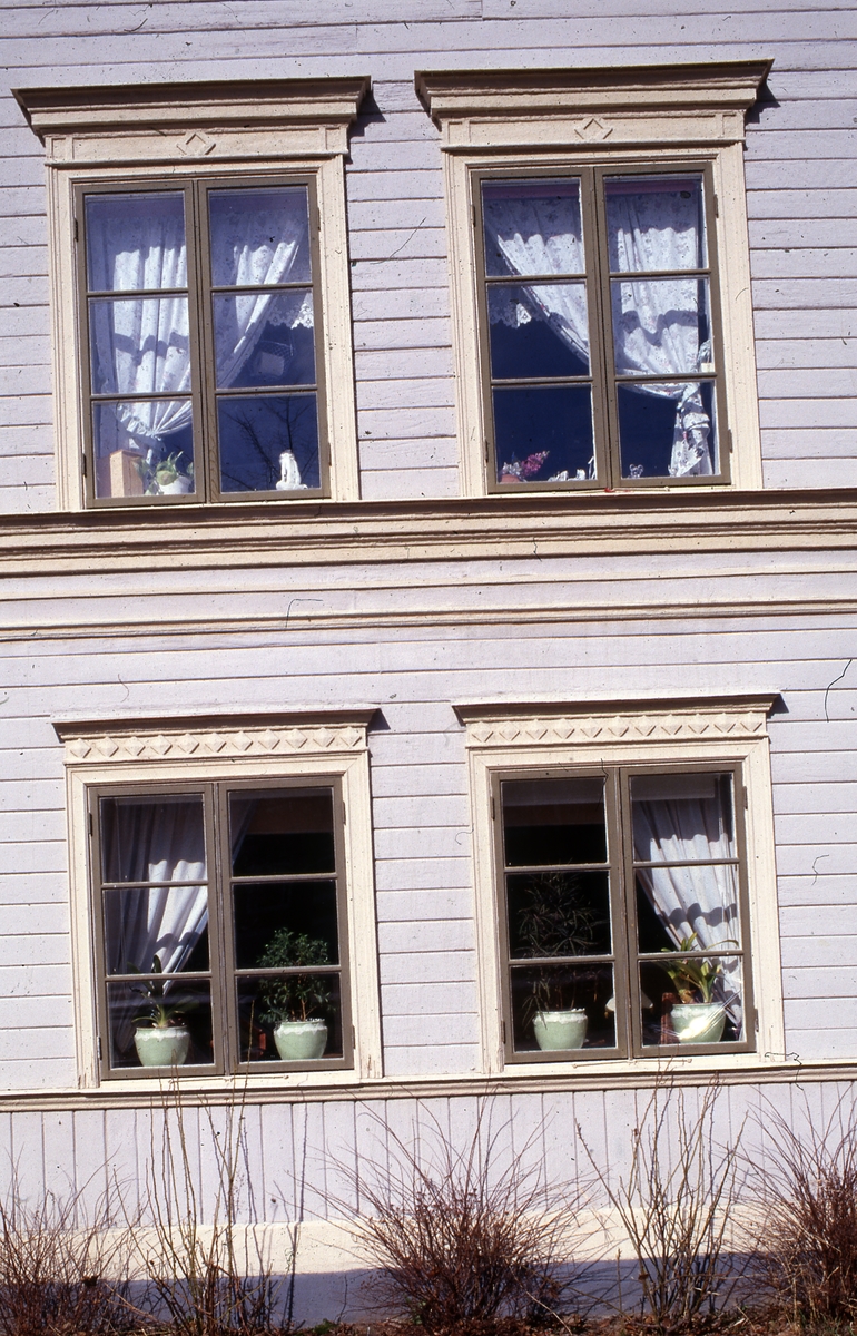 Bostadshuset byggdes enligt ritningar av Anders Wahlqvist år 1801, men fick sitt nuvarande utseende i samband med en ombyggnad vid 1800-talets slut. Kv Springer 2 blev byggnadsminne 1990.
