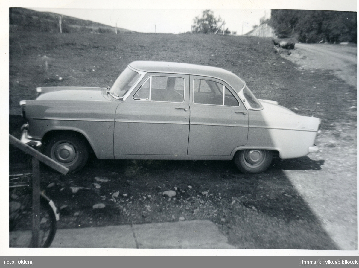 En Ford Simca, 1957-modell med 6 seter. Fotografert utenfor huset på Nyheim i Friarfjord. Tilhørte Terje Reeberg og den ble brukt som drosje.