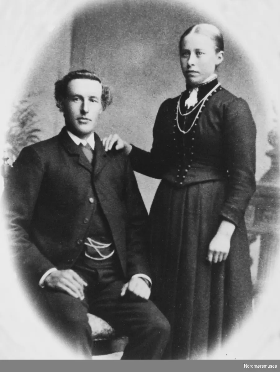 Foto av Anders R. Heggset (1863-1954) og kona Mali K. Nordvik, gift 1889. Surnadal. Fotograf er ukjent. Fra Nordmøre museums fotosamlinger.