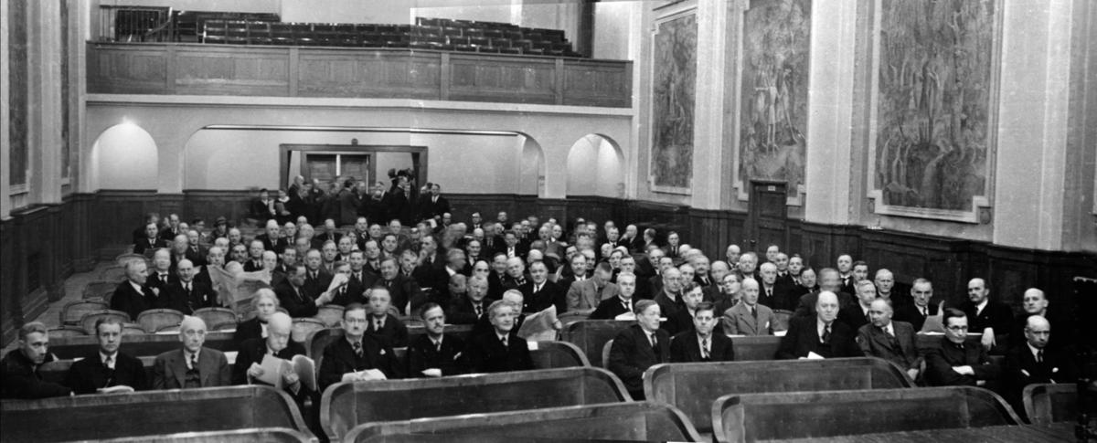 Stortinget samles på Festiviteten. Bildet viser en stor forsamling.