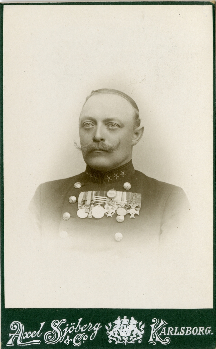 Porträtt av Arvid Magnus Theodor Evald Wester, officer vid västgötadals regemente I 16 och Intendenturkåren.
Se även AMA.0009225.