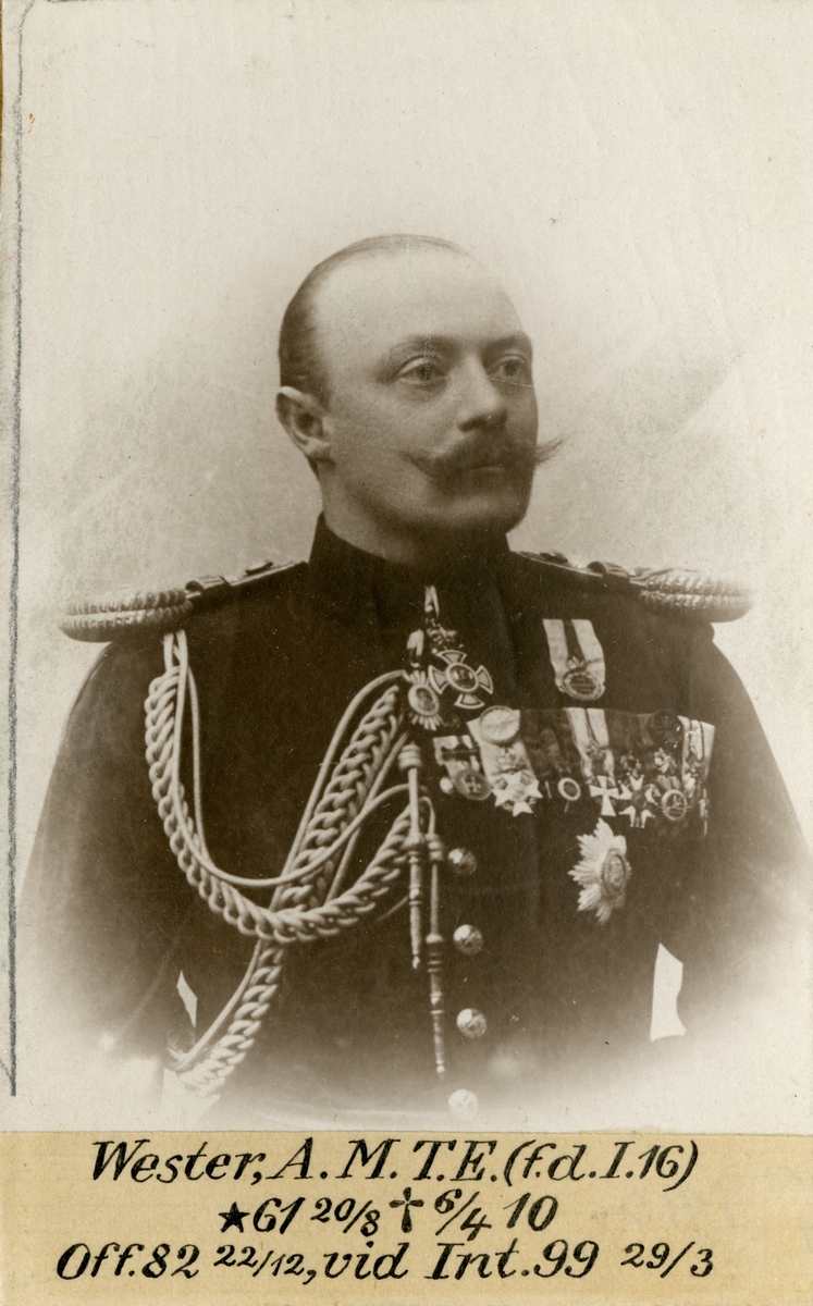 Porträtt av Arvid Magnus Theodor Evald Wester, officer vid Västgötadals regemente I 16 och Intendenturkåren.
Se även AMA.0009226.