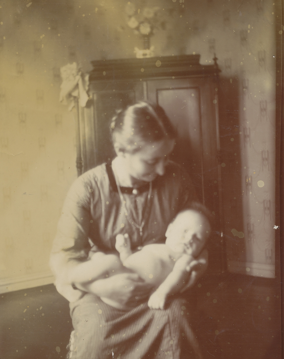 Tilla Valstad med spedbarn i armene, ikke hennes barn.