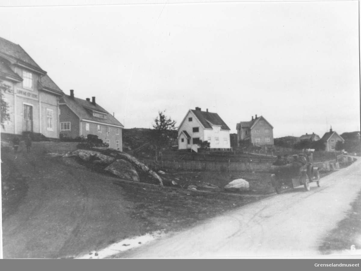 Til venstre Bjørnevatn Samvirkelag.
De andre husene er A/S Sydvarangers funksjonærboliger