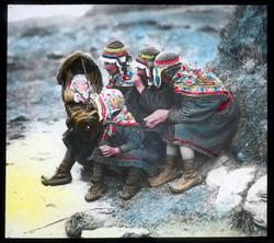 "N. 386.) Svenske samer" står det på glassplaten."
Tre sven