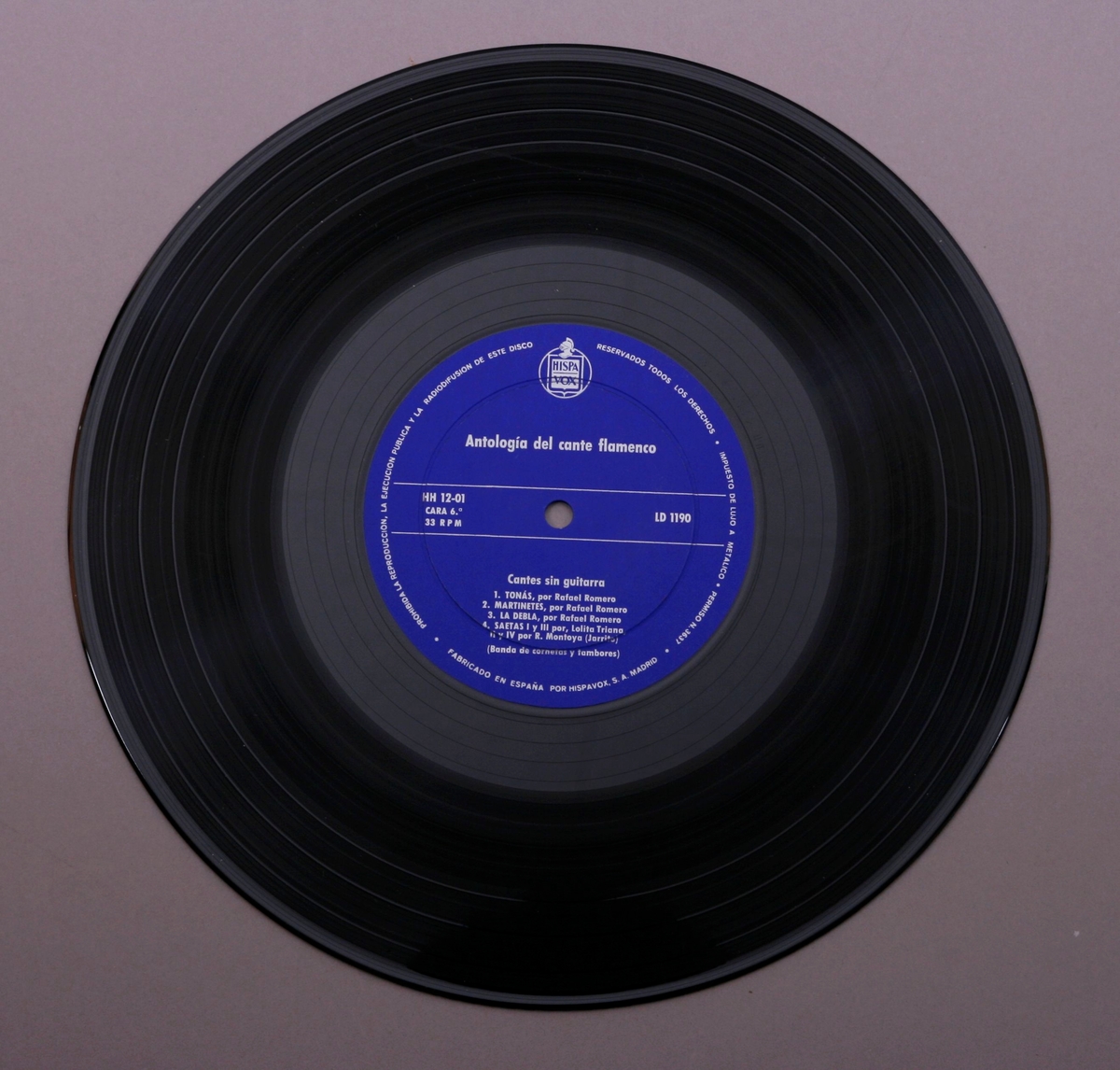 Tre grammofonplater i svart vinyl og et plateomslag i form av en eske, i papp trukket med stoff. Et teksthefte. Platene ligger i plastlommer og papirlommer.