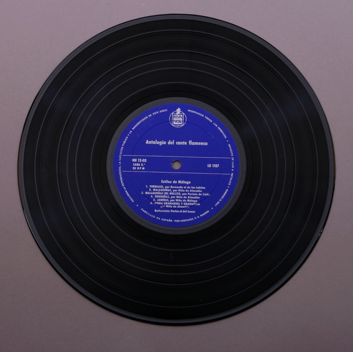 Tre grammofonplater i svart vinyl og et plateomslag i form av en eske, i papp trukket med stoff. Et teksthefte. Platene ligger i plastlommer og papirlommer.