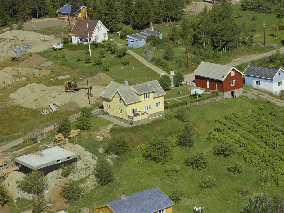 Vingnes, Vingnesenga byggefelt. Det gule huset midt i bildet er Vingnesenga gård. kulturlandskap, bygninger.