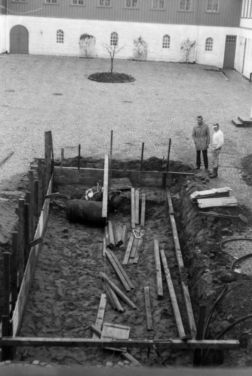 Bilde tatt av utgravningen av bassenget på tunet. Bildet er tatt fra direktørboligen.