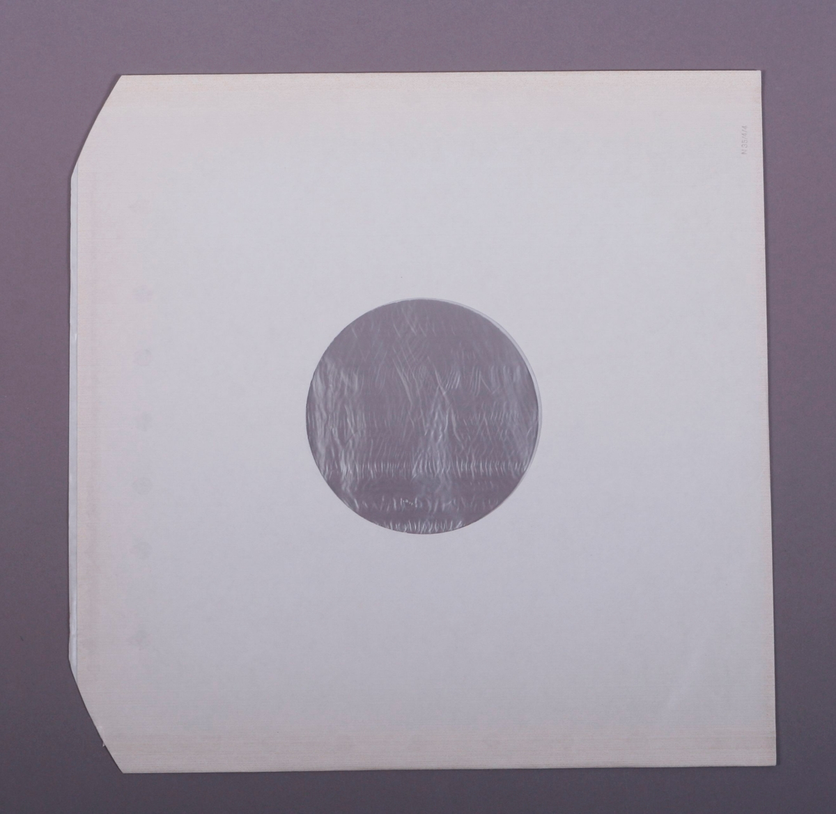 Grammofonplate i svart vinyl og dobbelt plateomslag i papp. Plata ligger i en papirlomme med plastfôr.
