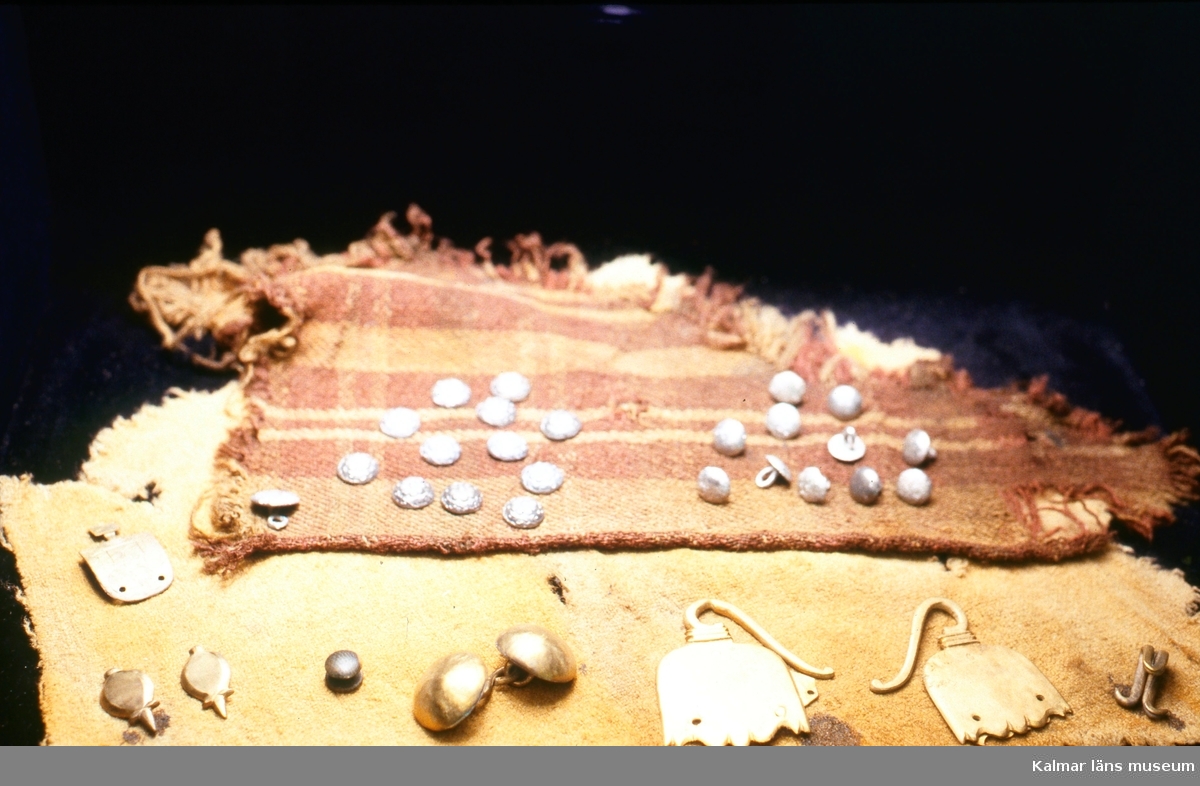 Från Kronanutställningen på Kalmar slott.

Flera hundra textilfragment och ett antal knappar i olika material har hittats i vraket efter Kronan.

Uppgiften hämtad ur boken "Regalskeppet Kronan".